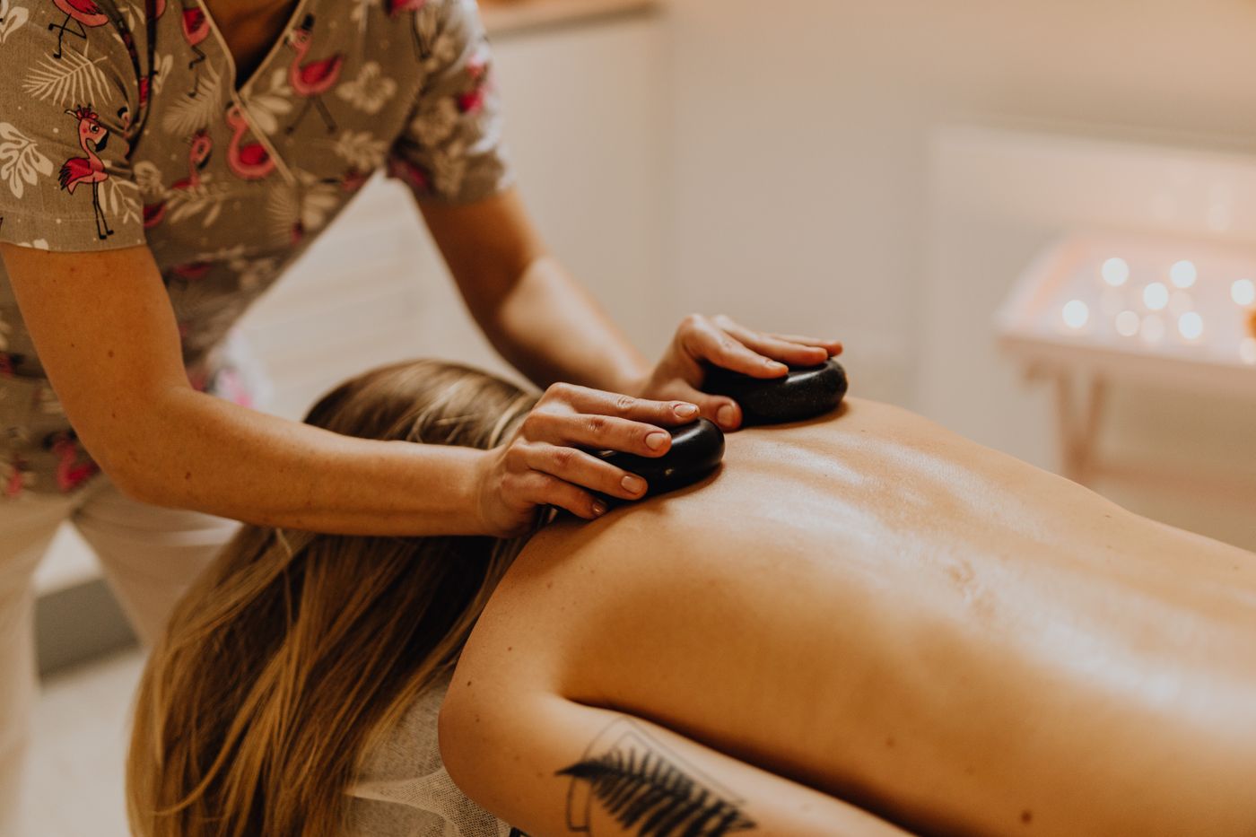 Ritual de massagem com pedras quentes